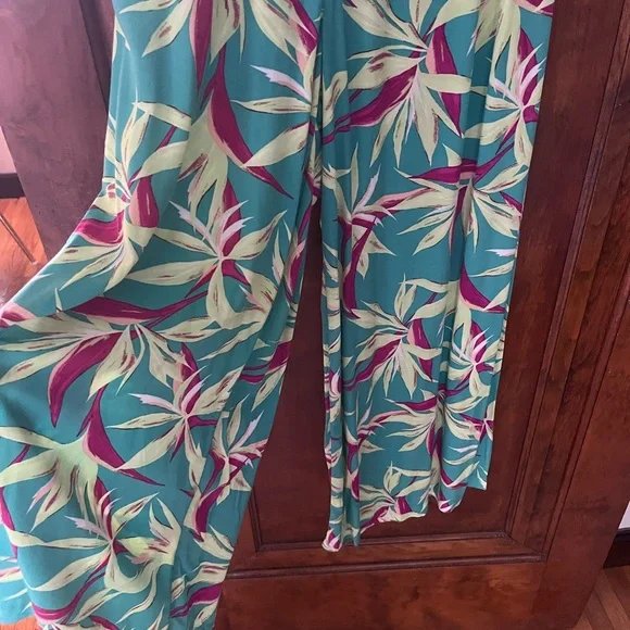 NWOT tropical print jumpsuit - Picture 3 of 4